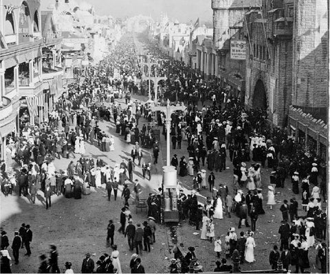 The1904 Games were the first Olympicsheld outside Europe, the second to featurerowing, and the first where gold, silver, and bronze medals were awarded.