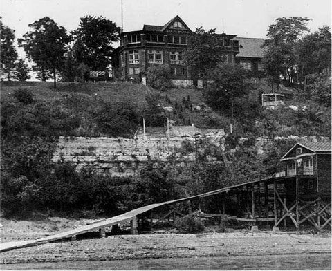 Century’s new boathouseon the river bank (Shown Here) was reached by a walkdown more than 100 concrete steps, built into the river bluff. The boathouse wassituated above the river on stilts. The clubhouse atop the bluff, at 5500 SouthBroadway, had a bar, gymnasium, ballroom, and a dining room